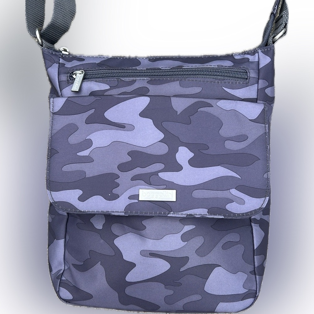 baggallini NWOT $78 Pocket Town Crossbody Bag Lightweight Travel Dark Grey Camo
